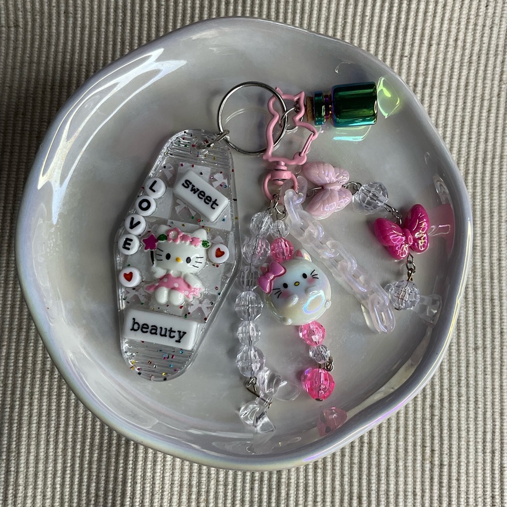 Hello Kitty Keychain – Cute & Compact!